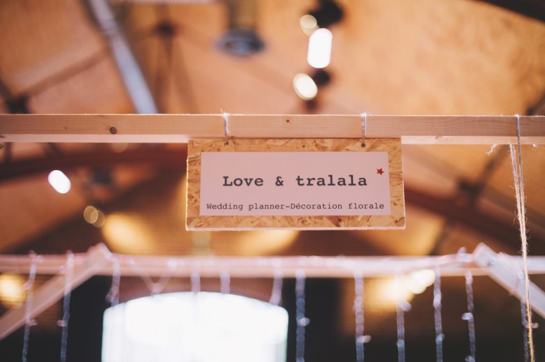 Lovetralala festival mariage Kiss The Bride à Bruxelles - stand de Love & Tralala - pancarte en bois.